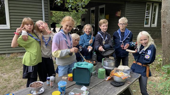 Junior spejderne i gang med trangia mærket