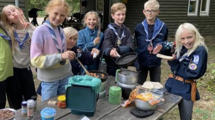 Junior spejderne i gang med trangia mærket