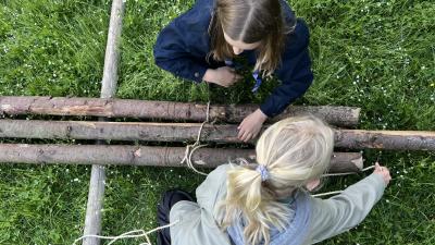 Billede af spejdere der binder knob